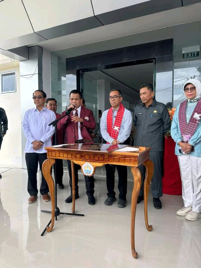 
					Mendiktisaintek, Prof. Brian Yuliarto, S.T., M.Eng., Ph.D .Unsulbar, Prof.Dr. Muhammad Abdy, S.Si., M.Si, dan Kadis Pendidikan Dr. Mithar Ta Ali, S. PdM. Pd. 