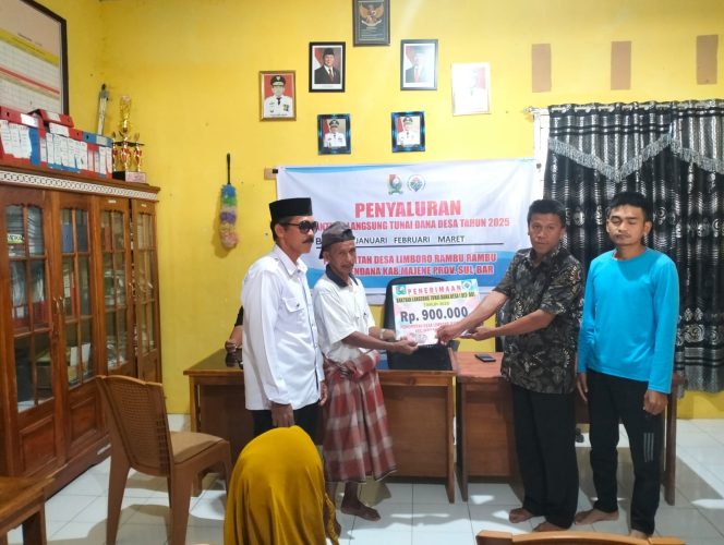 
					Pj. Kades Limboro Rambu-Rambu Alumuddin, S.d.i  Menyerahkan BLT DD kepada KMP Di Kantor Dess 13,Maret 2025.
