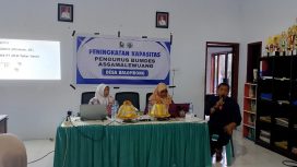 Kades Balombong Arhan,Di dampingi P3MD Kab. Majene, memberikan Sebutan Pada Acara Pembukaan Pelatihan Kapasitas Pengurus Bundes 