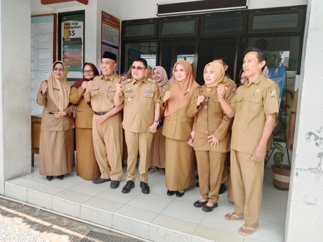 
					Bupati Majene, H. Andi Achmad Stukri, SE. MM foto Bersama Asisten I Bustamin, Kadis Disdukcapil dan Staap SaatvSidak Ke Kantor Disdukcapil Majene Selasa 8 April 2025.Hari PertamavMasuk Kerja. 