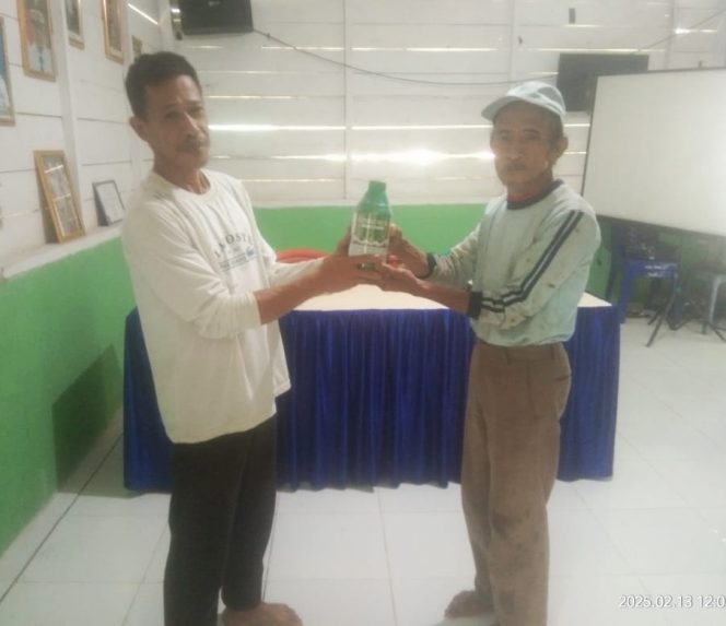 
					Sekertaris Desa Banua Adolang, Saheruddin Menyerahkan Obat Gulma
 Kepada Perwakilan Petani 