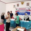 Kades Tamerod'o Meberikan BLT DD Kepada Warga Penerima Di saksikan Oleh Pendamping Desa Di Aula Kantor Desa Jum'at 25 April 2025