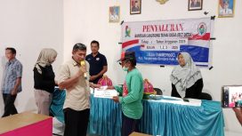 Kades Tamerod'o Meberikan BLT DD Kepada Warga Penerima Di saksikan Oleh Pendamping Desa Di Aula Kantor Desa Jum'at 25 April 2025