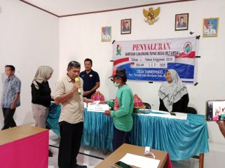 Kades Tamerod'o Meberikan BLT DD Kepada Warga Penerima Di saksikan Oleh Pendamping Desa Di Aula Kantor Desa Jum'at 25 April 2025