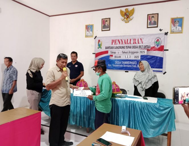
					Kades Tamerod'o Meberikan BLT DD Kepada Warga Penerima Di saksikan Oleh Pendamping Desa Di Aula Kantor Desa Jum'at 25 April 2025