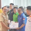 Gubernur Sulbar SDK Memberikan Bantuan Dana Hibah Kepada Setiap Parpol Pemilik Kursi Di Perlemen Sulawesi Barat. 