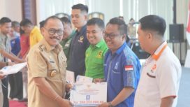 Gubernur Sulbar SDK Memberikan Bantuan Dana Hibah Kepada Setiap Parpol Pemilik Kursi Di Perlemen Sulawesi Barat. 