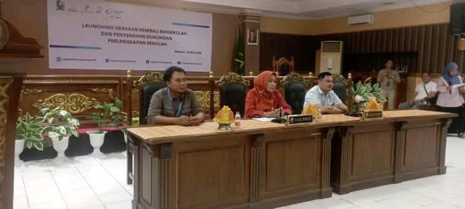 
					Wakil Bupati Majene,Dr.Hj.Andi Rita Mariani M.Pd Dalam Acara Kerja Sama Pemda Dan CSR Dalam Gerakan Kembalikan Anak Ke Sekolah di Fampingi Anggota DPRD Di Ruang Pola Bupati Majene 10/05/205.