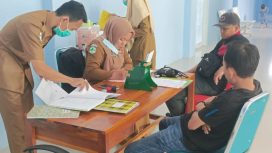 Petugas Kesehatan PKM Salutambung Sedang Menperovikasi BPJS  Pasien. 
