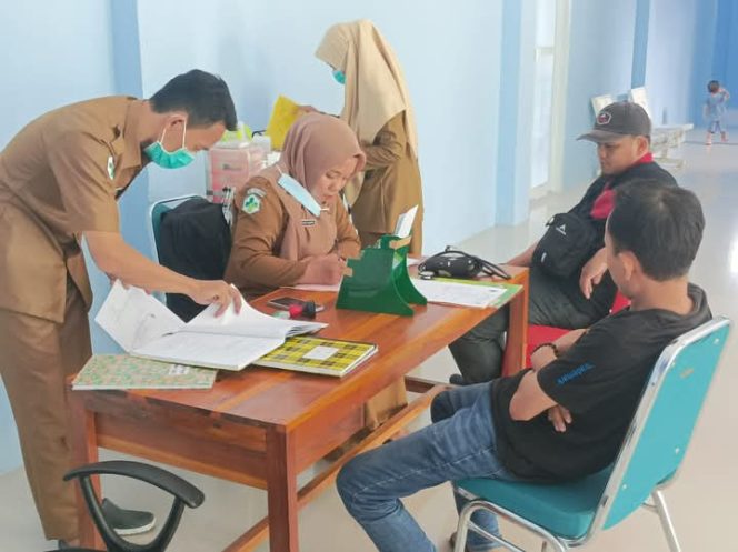 
					Petugas Kesehatan PKM Salutambung Sedang Menperovikasi BPJS  Pasien. 