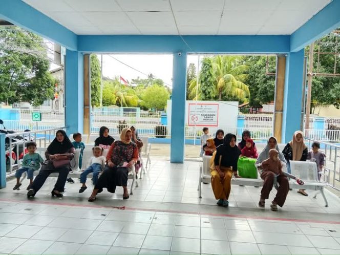 
					UPTD Puskesmas Sendana I, Nampak masyarakat Sedang Menunggu Antrian dari Petugas Puskesmas Senin 5 Mei 2025