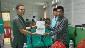 Irfan Syahril S. IP. MM Pj. Kades Baua Adolang Menyerhakan Dokumen LKKPD Kepada Ketua BPD Desa Banua Adolang Di Aula Kantor Desa Jum'at 2 Mei 2025.