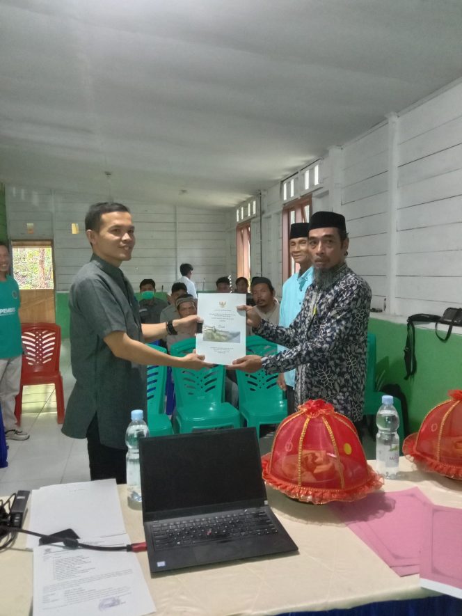 
					Irfan Syahril S. IP. MM Pj. Kades Baua Adolang Menyerhakan Dokumen LKKPD Kepada Ketua BPD Desa Banua Adolang Di Aula Kantor Desa Jum'at 2 Mei 2025.