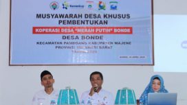 Kepala Desa Bonde Awaludin, SE. MM, Camat Pamboang Akbar Tambaru S.Sos DiDampingi P3MD Di Acara Musdes Pembentukan Koperasi Merah Putih Di Aula Kantor Desa Bonde  Senin 30 April 2025