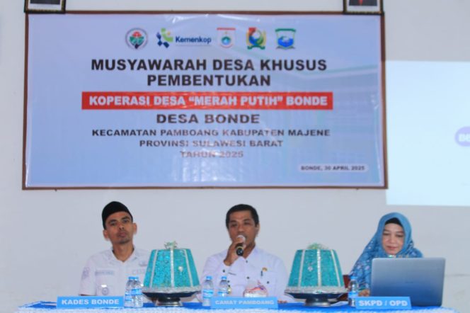 
					Kepala Desa Bonde Awaludin, SE. MM, Camat Pamboang Akbar Tambaru S.Sos DiDampingi P3MD Di Acara Musdes Pembentukan Koperasi Merah Putih Di Aula Kantor Desa Bonde  Senin 30 April 2025