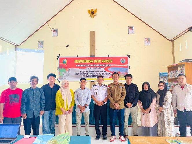 
					Pj. Kades Tamerod'o Utara Syamsumarlin, Foto Bersama Ketua BPD, Pendamping Desa, bersama Pengurus Koperasi Mera Putih usai Musdes Khusus Rabu 7 Mei 2025 di Aula Kanteo Desa. 