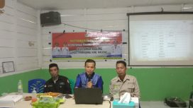 Pj. Kades Banua Adolang Irfan Syahril,S. IP.MM, Memberikan Sambutan di Dampingi,P3MD,Ketua BPD Dalam Acara Musdes Revitalisasi BUMDes Di Aula Kantor Desa Kamis 09/05/2025.