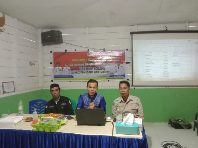 
					Pj. Kades Banua Adolang Irfan Syahril,S. IP.MM, Memberikan Sambutan di Dampingi,P3MD,Ketua BPD Dalam Acara Musdes Revitalisasi BUMDes Di Aula Kantor Desa Kamis 09/05/2025.