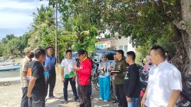 Ketua Komisi II DPRD Majene, Napirman Bersama Dengan Anggota Komisi II, Kadis DLHK, Kabid DKP Fahriadi, Dinas PUPR Sedan Bedialof Dengan Warga Nelayan Baurung Di Lokasi Pappluangan Lopi. Ju'mat  9/05/2025 Foto Dok. KBN. Com