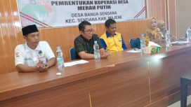 Pj. Kades  Banua Senadan, Darmawi,SE, Di Dampingi Camat Sendana, Nardi, S.Pd, Ketua BPD, Kabid Bidang Koperasi Majene Dia Acara Musdes Pemilihan Pengurus Koperasi Mera Putih Desa Banua Sendana, Minggu 11 Mei 2025 