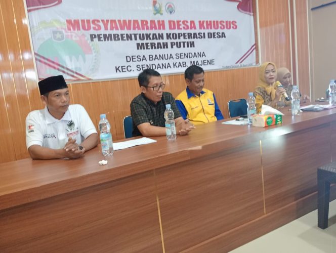 
					Pj. Kades  Banua Senadan, Darmawi,SE, Di Dampingi Camat Sendana, Nardi, S.Pd, Ketua BPD, Kabid Bidang Koperasi Majene Dia Acara Musdes Pemilihan Pengurus Koperasi Mera Putih Desa Banua Sendana, Minggu 11 Mei 2025 