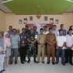 Foto Bersama Kades Lalatezdong Ridwan Maruseng, Bersama Cat Sendana Nardi, S. Pd, Babinsansa, P3MD, Ketua BPD dan Pengurus Koperasi Terpilih, Di Aula Kantor Desa Lalatezdonng Selasa 6/05/2025.