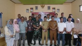 Foto Bersama Kades Lalatezdong Ridwan Maruseng, Bersama Cat Sendana Nardi, S. Pd, Babinsansa, P3MD, Ketua BPD dan Pengurus Koperasi Terpilih, Di Aula Kantor Desa Lalatezdonng Selasa 6/05/2025.
