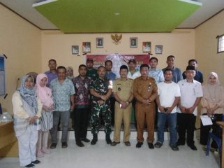 Foto Bersama Kades Lalatezdong Ridwan Maruseng, Bersama Cat Sendana Nardi, S. Pd, Babinsansa, P3MD, Ketua BPD dan Pengurus Koperasi Terpilih, Di Aula Kantor Desa Lalatezdonng Selasa 6/05/2025.