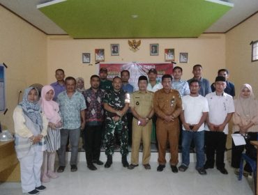 Foto Bersama Kades Lalatezdong Ridwan Maruseng, Bersama Cat Sendana Nardi, S. Pd, Babinsansa, P3MD, Ketua BPD dan Pengurus Koperasi Terpilih, Di Aula Kantor Desa Lalatezdonng Selasa 6/05/2025.