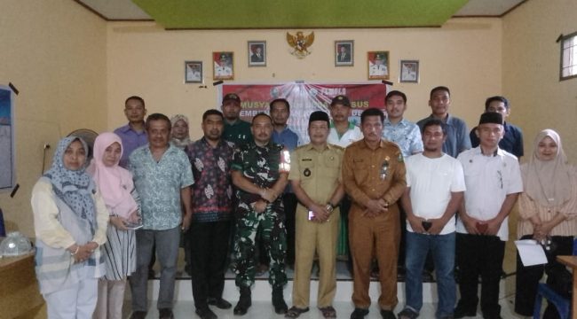 Foto Bersama Kades Lalatezdong Ridwan Maruseng, Bersama Cat Sendana Nardi, S. Pd, Babinsansa, P3MD, Ketua BPD dan Pengurus Koperasi Terpilih, Di Aula Kantor Desa Lalatezdonng Selasa 6/05/2025.