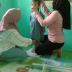Bidan Desa Dan Kades Kesehatan Di Posyandu Bunga Rosi, Sedang Mengulur Balita pagi Jum'at 16 Mei 2025.