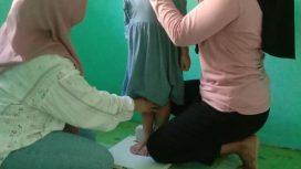 Bidan Desa Dan Kades Kesehatan Di Posyandu Bunga Rosi, Sedang Mengulur Balita pagi Jum'at 16 Mei 2025.