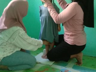 Bidan Desa Dan Kades Kesehatan Di Posyandu Bunga Rosi, Sedang Mengulur Balita pagi Jum'at 16 Mei 2025.