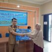 Pj. Kepala Desa Banua Sendana Darmawi, SE Sedang Menyerahkan BLT Secara Sibolis Kepada KPM Desa Banua Sendana Selasa 27 Mei 2025.