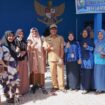 Kades Lalatezdong Ridwan Maruseng Fot Bersama Petugas Puskesmas Sendana I , Bidan Desa,Kader Posyandu di Gedung Perpustakaan Sebagai Pusat Kegiatan Penimbangan Balit dan Bumil Kamis 19 Mei 2025.