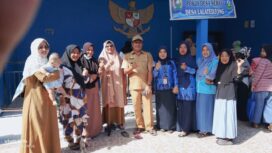 Kades Lalatezdong Ridwan Maruseng Fot Bersama Petugas Puskesmas Sendana I , Bidan Desa,Kader Posyandu di Gedung Perpustakaan Sebagai Pusat Kegiatan Penimbangan Balit dan Bumil Kamis 19 Mei 2025.
