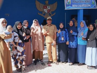 Kades Lalatezdong Ridwan Maruseng Fot Bersama Petugas Puskesmas Sendana I , Bidan Desa,Kader Posyandu di Gedung Perpustakaan Sebagai Pusat Kegiatan Penimbangan Balit dan Bumil Kamis 19 Mei 2025.