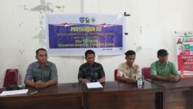 Kepala Desa Tinambung Ahmad Satu, SE di dampingi Ketua BPD dalam Acara Penyaluran BLT DD di Aula Kantor Sabtu 31 Mei 2025.