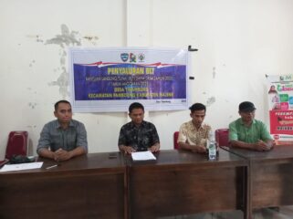 Kepala Desa Tinambung Ahmad Satu, SE di dampingi Ketua BPD dalam Acara Penyaluran BLT DD di Aula Kantor Sabtu 31 Mei 2025.