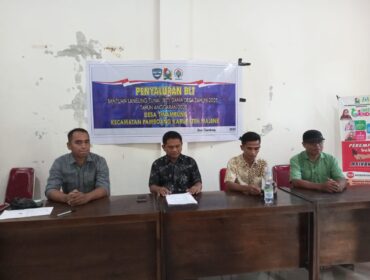 Kepala Desa Tinambung Ahmad Satu, SE di dampingi Ketua BPD dalam Acara Penyaluran BLT DD di Aula Kantor Sabtu 31 Mei 2025.