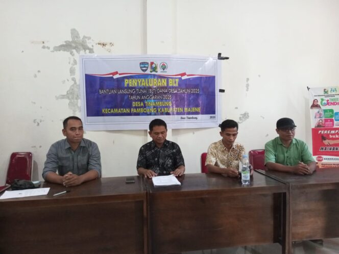 
					Kepala Desa Tinambung Ahmad Satu, SE di dampingi Ketua BPD dalam Acara Penyaluran BLT DD di Aula Kantor Sabtu 31 Mei 2025.
