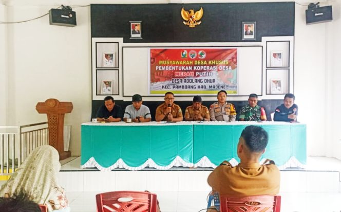 
					Pj. KadesvAdolang Dhua Hauddin, SP,memberikan Sambutan Dalam Acara Musdes KMP,Di Damping Pendamping Desa, P3MD Kabupaten, Babinkatimas dan Ketua BPD. 
