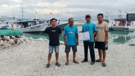 Abd. Rahman Ketua RT. Lingkungan Baurung,Kel.Baurung Kec. Banggar Timur Bersama Tokoh Nelayan Dan Warga Nelayan Foto Bersama di Lokasi Papaluang Lopi, Sekaligus Tambatan Perahu Nelayan. Kisah 8/05/2025.
