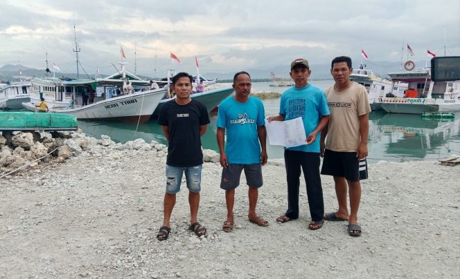 
					Abd. Rahman Ketua RT. Lingkungan Baurung,Kel.Baurung Kec. Banggar Timur Bersama Tokoh Nelayan Dan Warga Nelayan Foto Bersama di Lokasi Papaluang Lopi, Sekaligus Tambatan Perahu Nelayan. Kisah 8/05/2025.