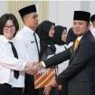 Dr.H.Rudy Mas'ud (Harum)Gubernur Kalimantan Timur Membawakan SK CPNS dan PPPK Secara Simbolis Kepada Perwakilan Di Kantor Gubernur Rabu 7/05/2025.