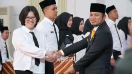 Dr.H.Rudy Mas'ud (Harum)Gubernur Kalimantan Timur Membawakan SK CPNS dan PPPK Secara Simbolis Kepada Perwakilan Di Kantor Gubernur Rabu 7/05/2025.