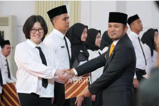 
					Dr.H.Rudy Mas'ud (Harum)Gubernur Kalimantan Timur Membawakan SK CPNS dan PPPK Secara Simbolis Kepada Perwakilan Di Kantor Gubernur Rabu 7/05/2025.