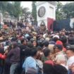 Aksi Demok tergabung dalam Aliansi Rakyat Sulbar menggelar unjuk rasa di Depan Kantor Gubernur Sulawesi Barat, Jumat, 9 Mei 2025. 