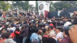 Aksi Demok tergabung dalam Aliansi Rakyat Sulbar menggelar unjuk rasa di Depan Kantor Gubernur Sulawesi Barat, Jumat, 9 Mei 2025. 