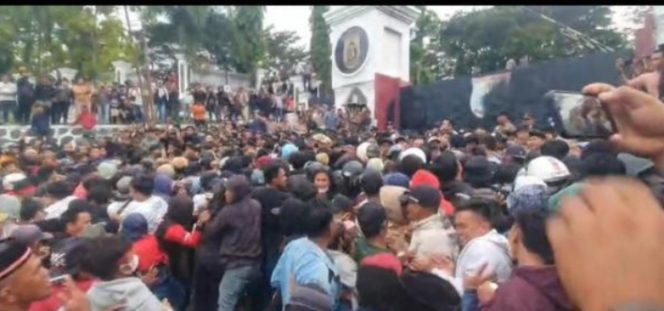 
					Aksi Demok tergabung dalam Aliansi Rakyat Sulbar menggelar unjuk rasa di Depan Kantor Gubernur Sulawesi Barat, Jumat, 9 Mei 2025. 